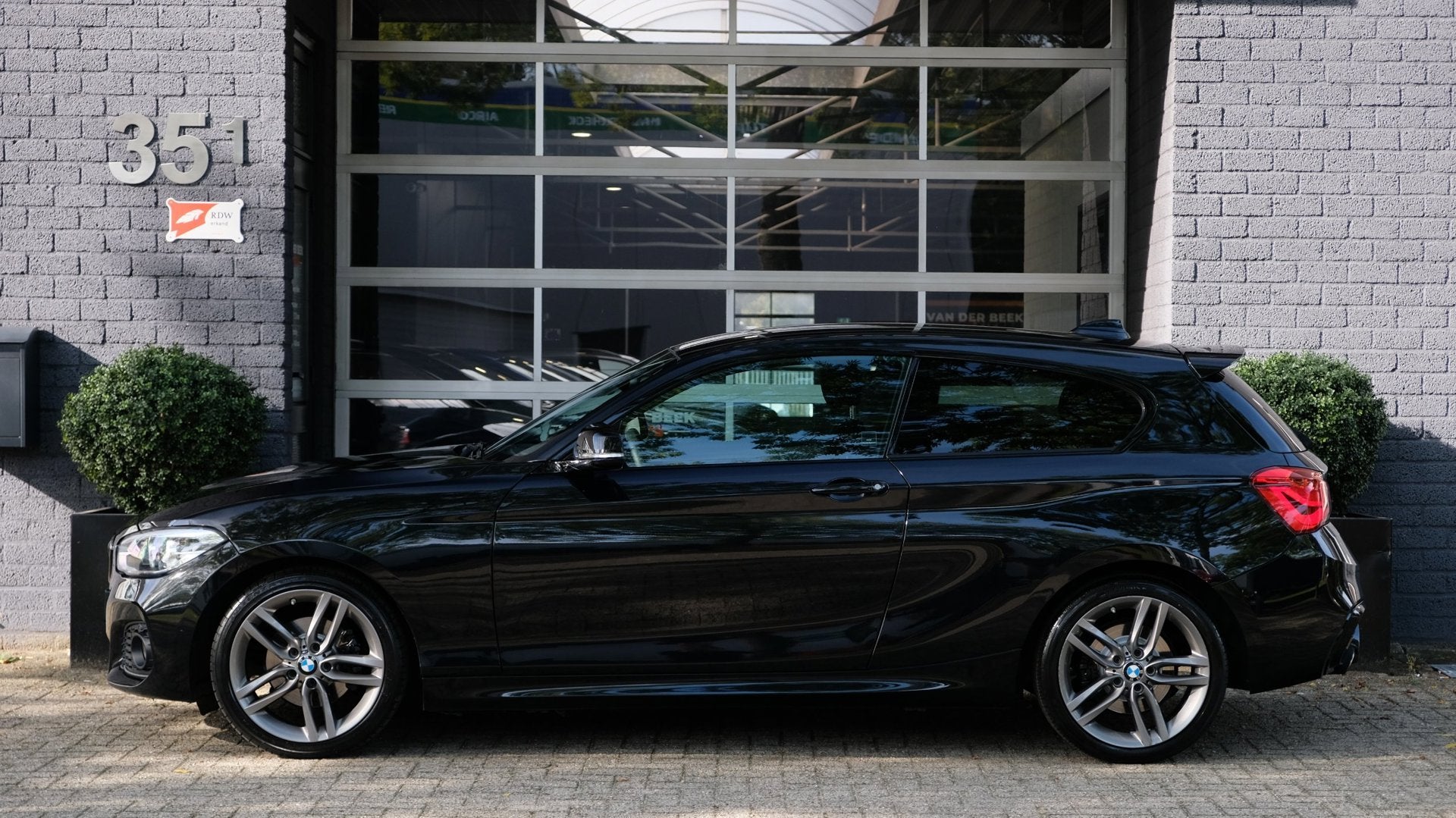BMW 1-serie 120i Edition M Sport Shadow High Executive, Auto's, Achterwielaandrijving, Gebruikt, 4 stoelen, Alcantara