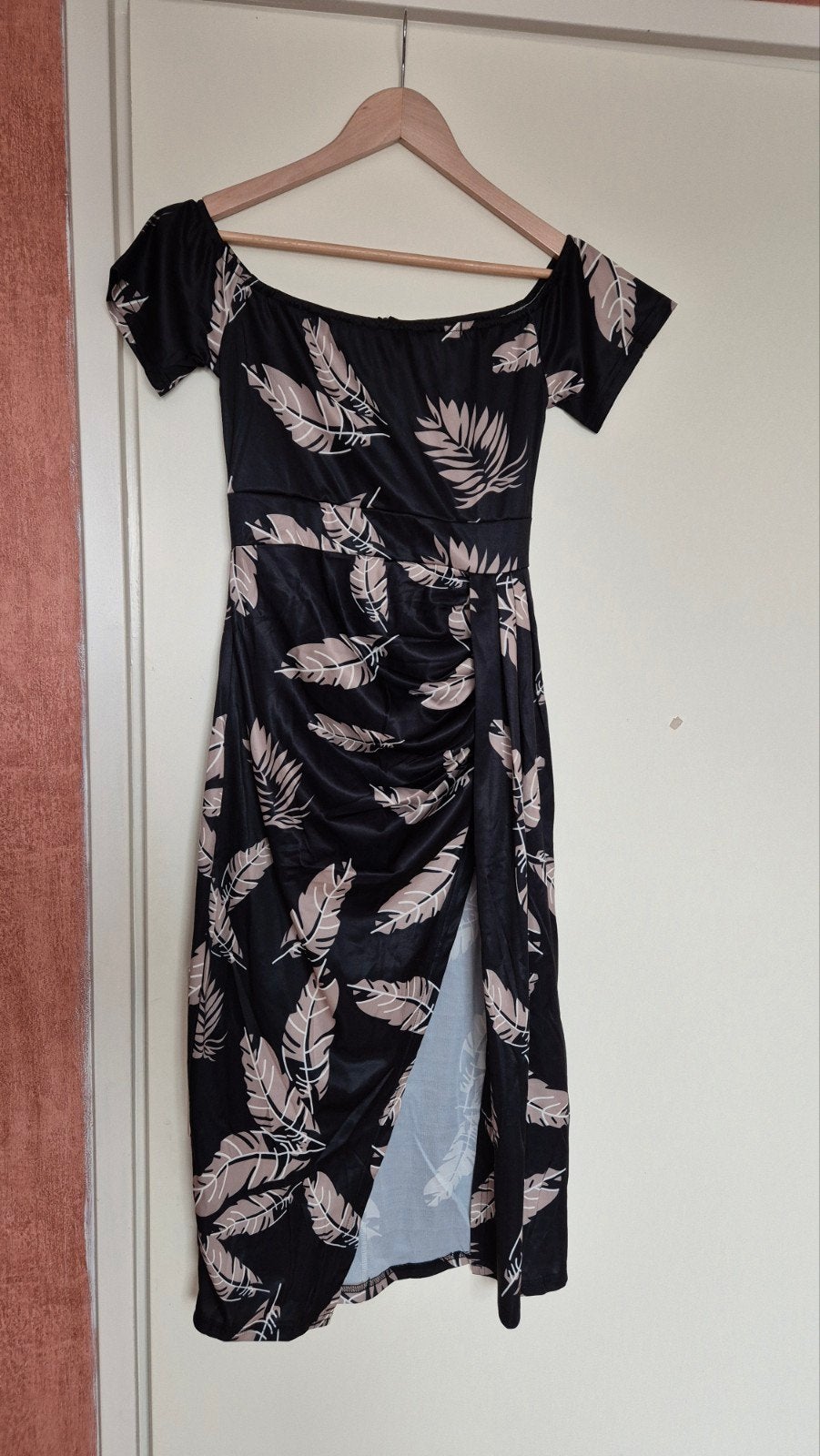Nieuwe off-shoulder jurk met bladeren print - Maat S, Zwart, Nieuw, Ophalen of Verzenden, Knielengte