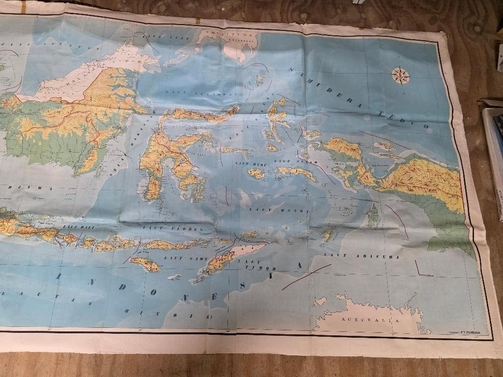 OUDE LINNEN LANDKAART INDONESIA  AFMETING   228X116 CM, Landkaart, 1800 tot 2000, Nederland, Ophalen