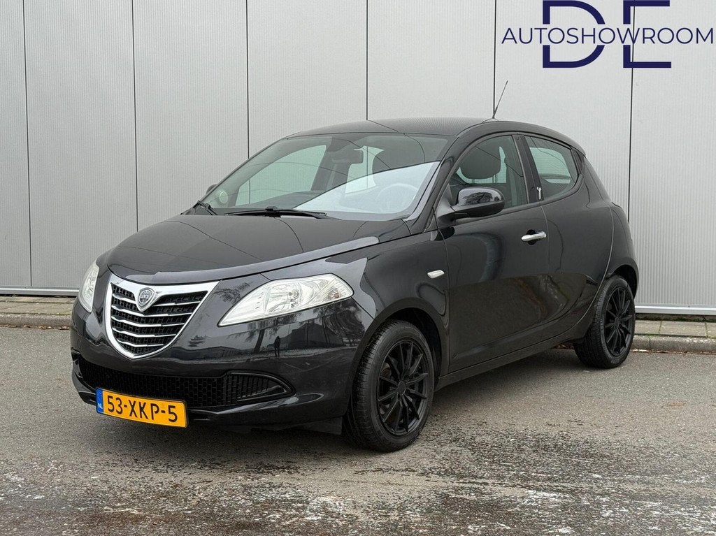 Lancia Ypsilon 0.9 TwinAir Black & Red | Airco | 5D | NW APK, Voorwielaandrijving, Euro 5, Met garantie (alle), Zwart