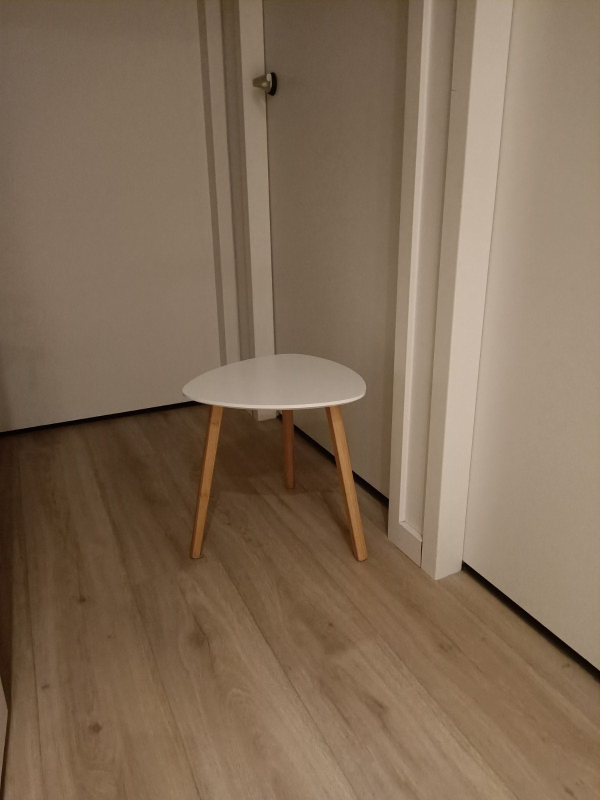 Modern wit bijzettafeltje met houten poten, Minder dan 55 cm, Modern, Scandinavisch, Zo goed als nieuw, Overige vormen