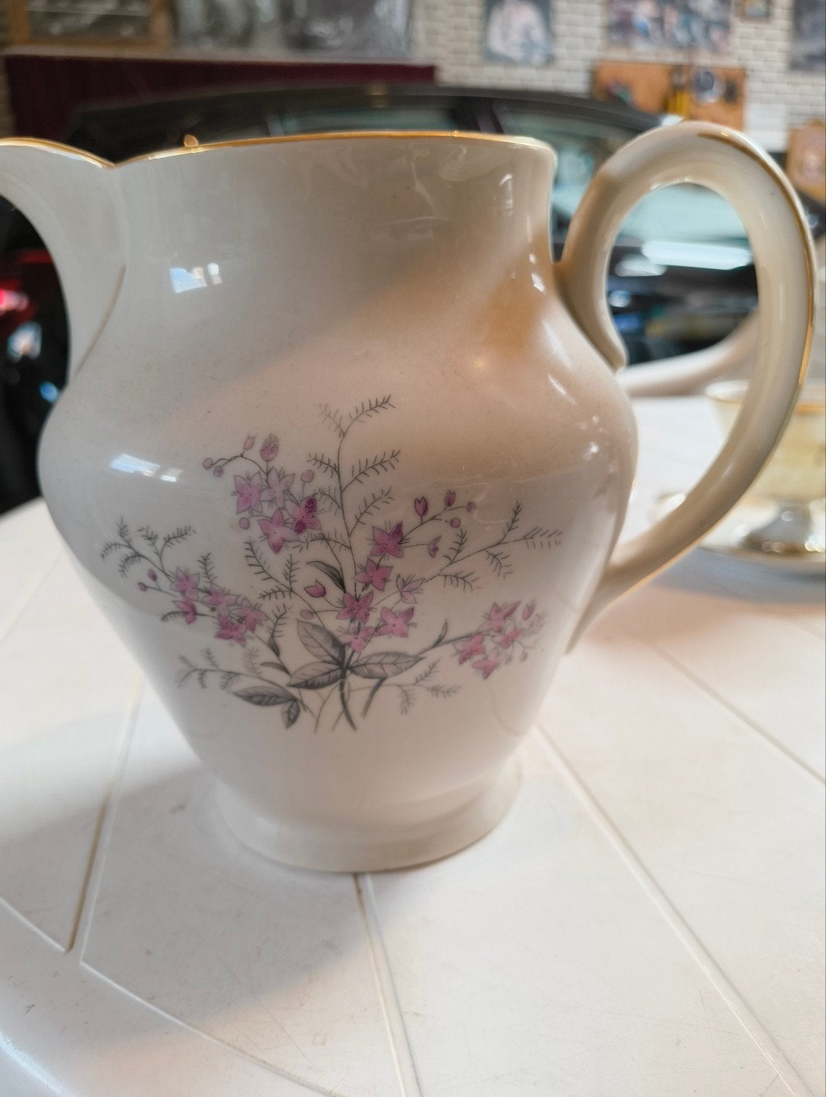 Crèmekleurige schenkkan met gouden rand en roze bloemen, Antiek en Kunst, Ophalen of Verzenden