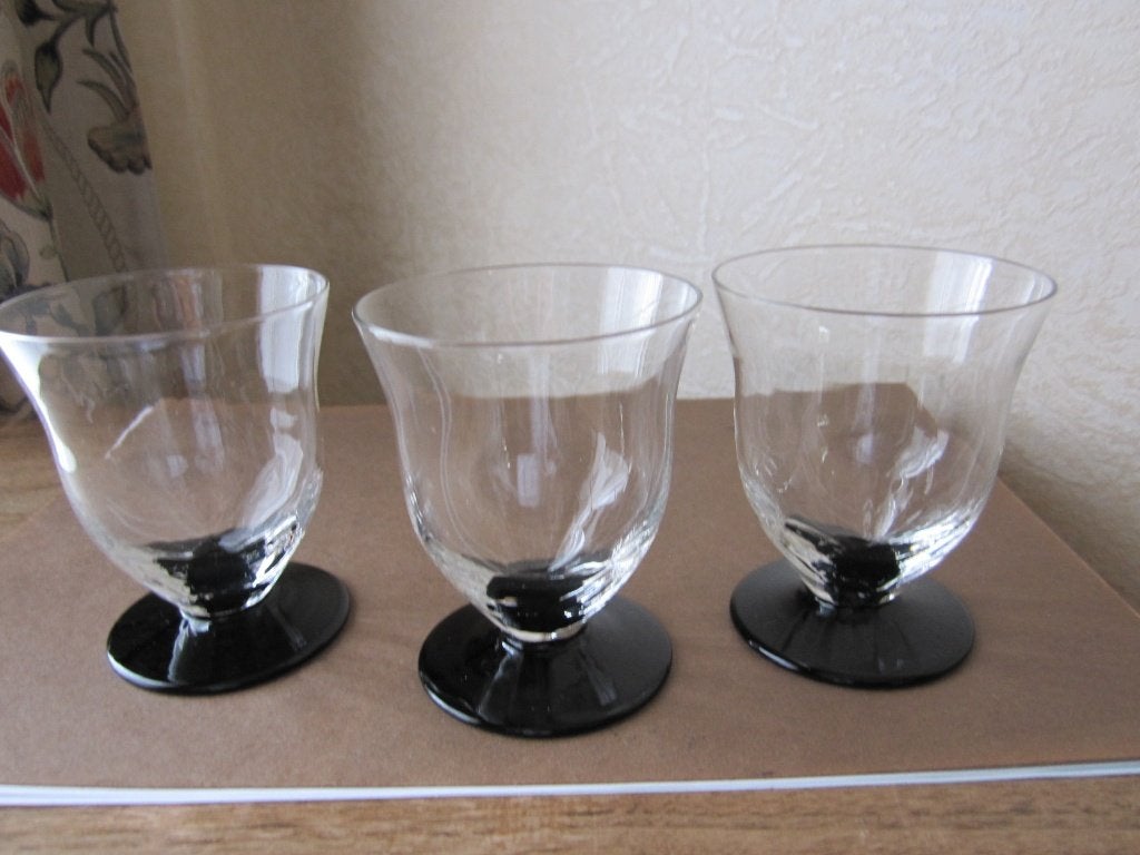 Drie art deco aperitief glazen - zwarte hyalietvoet, Verzenden