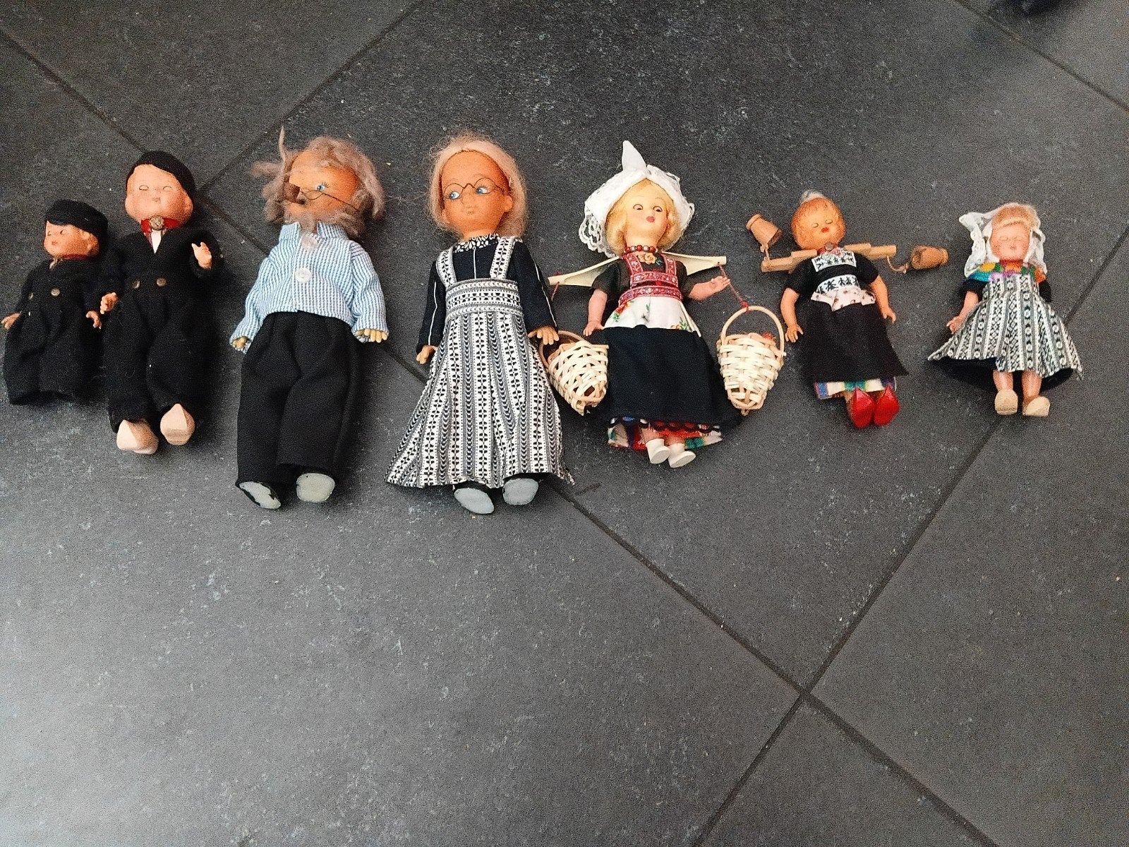 Set van 7 vintage boerenpoppen in klederdracht, Verzamelen, Poppen, Ophalen of Verzenden, Gebruikt, Pop