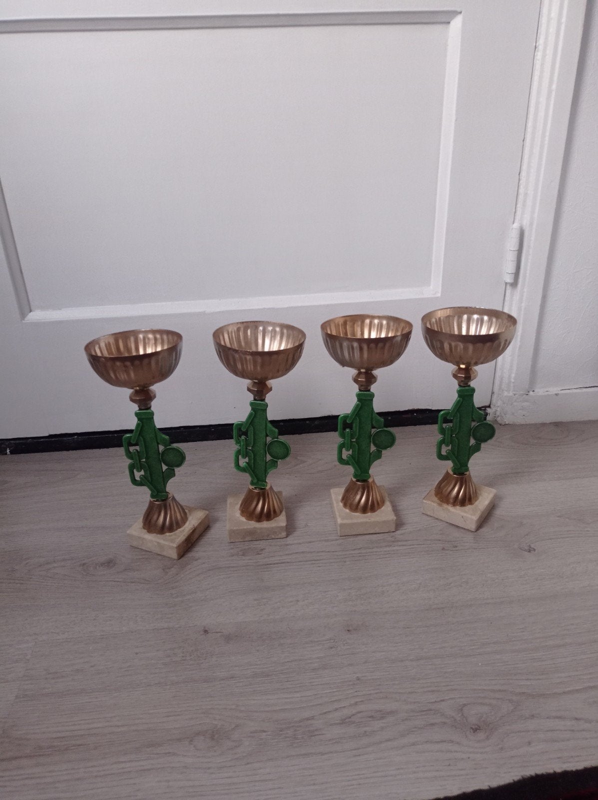 Vier troofees hoogte 25 cm doorsnee 10 cm, Verzamelen, Overige Verzamelen, Ophalen of Verzenden