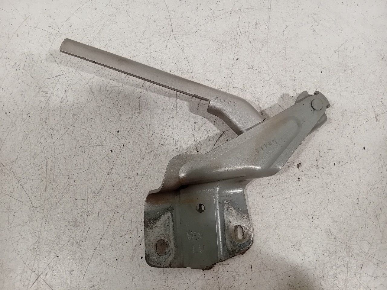 Motorkapscharnier links Volkswagen Jetta, Onderdelen@venauto.nl, Van der Ven Autorecycling B.V., Gebruikt, Ettenseweg 76, 4706 PB Roosendaal, The Netherlands