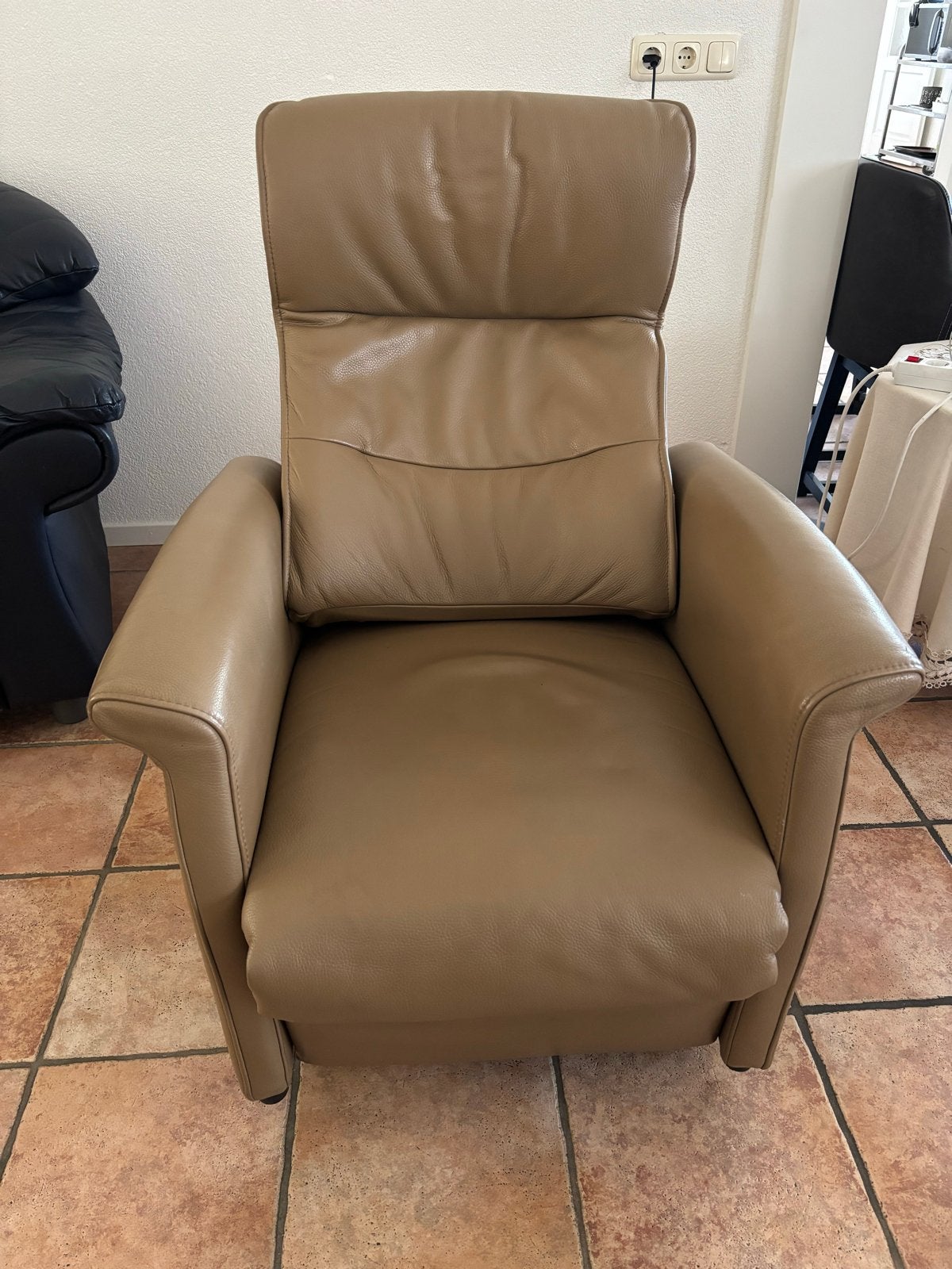 Comfortabele beige leren relaxfauteuil, Ophalen, Gebruikt, 50 tot 75 cm, Leer