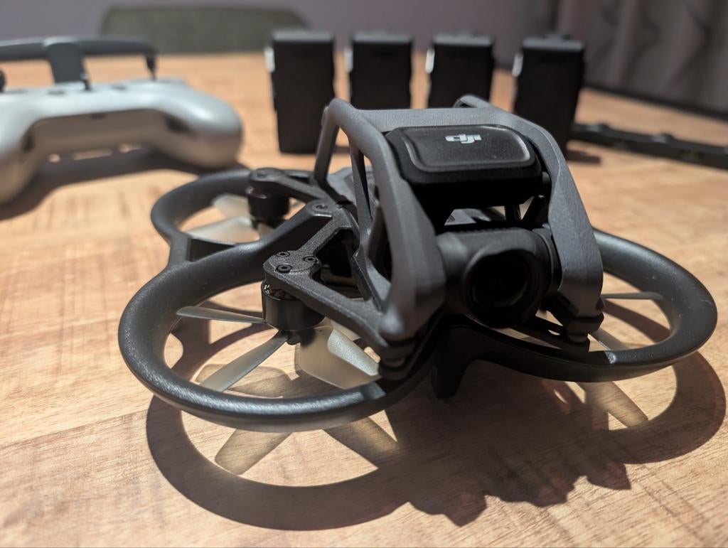 DJI Avata Drone met zender, 4 accu's en slimme lader, Cameradrone, 5 tot 10 kilometer, 15 tot 30 minuten, Zo goed als nieuw