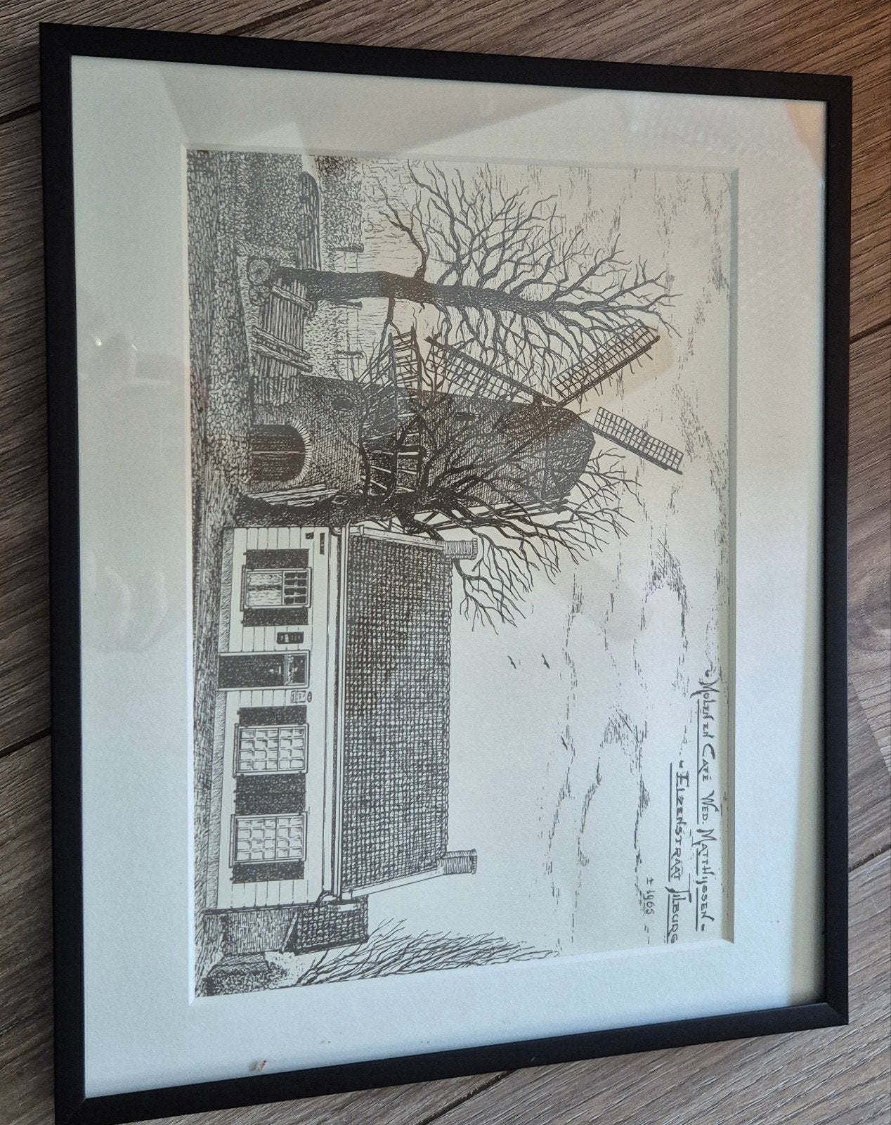 Ingelijste pentekening van molen en huis, Antiek en Kunst, Ophalen of Verzenden, Tekening, Pentekening, Achter glas