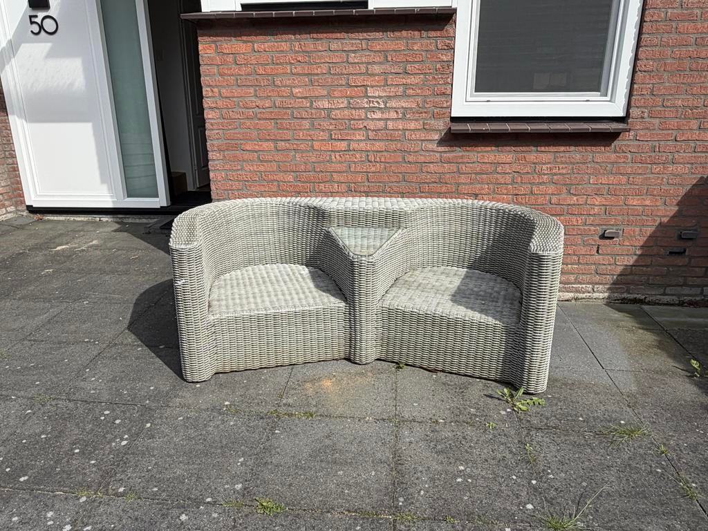 Wicker tuinbank met ingebouwde bijzettafel, Tuin en Terras, Gebruikt, Wicker, Ophalen, 2 zitplaatsen