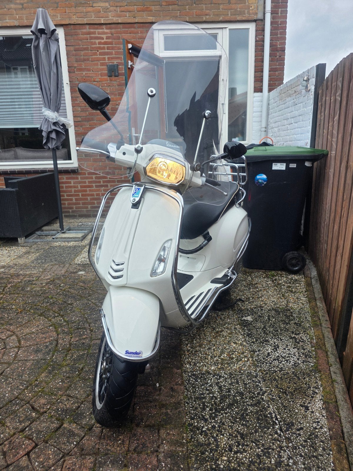 Vespa Sprint 25km/u - Wit - Zo goed als nieuw, Fietsen en Brommers, Ophalen, Overige modellen, Zo goed als nieuw, Benzine