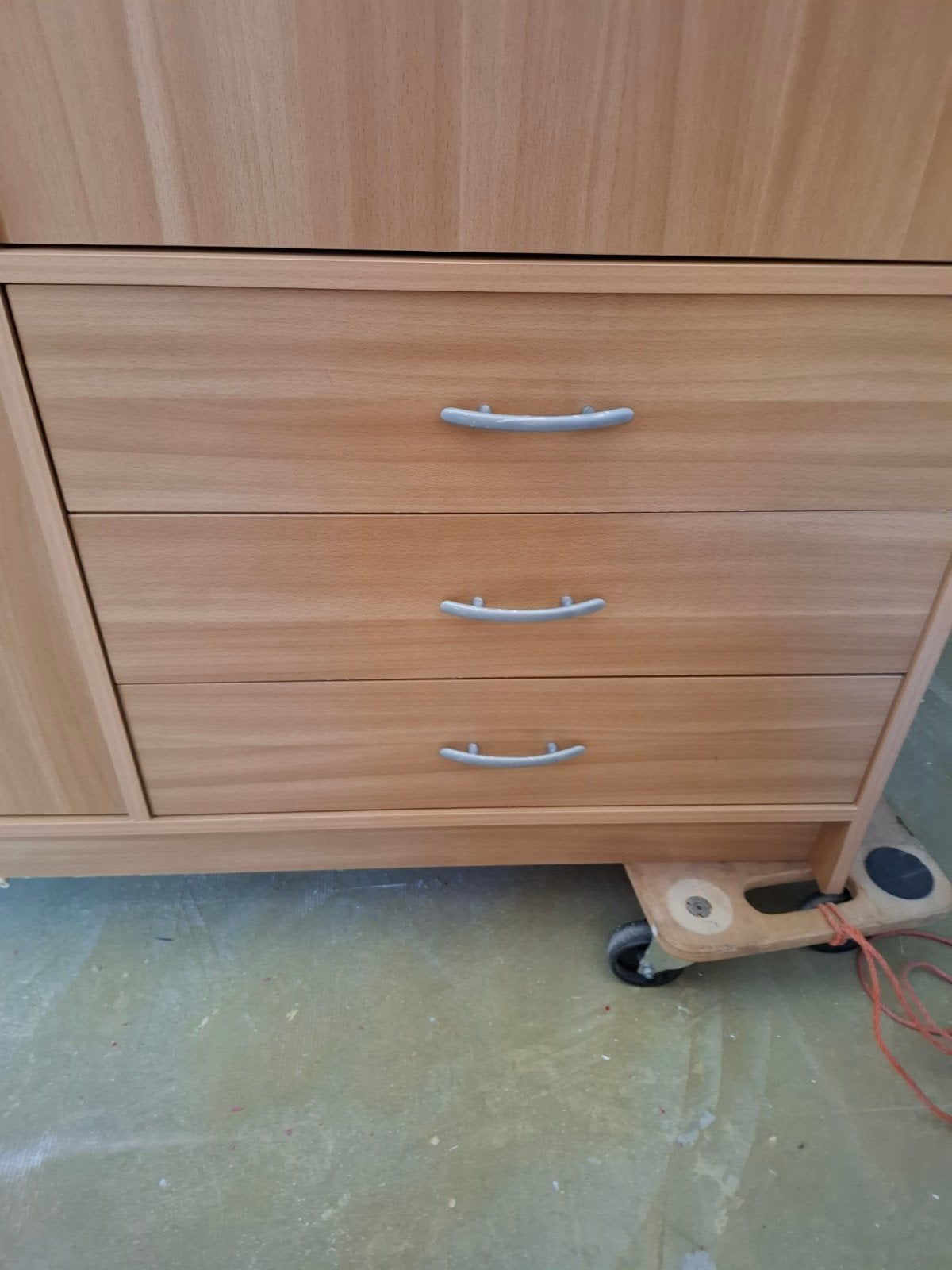 Foto 3 van Ruime kledingkast met planken, hangruimte en lades
