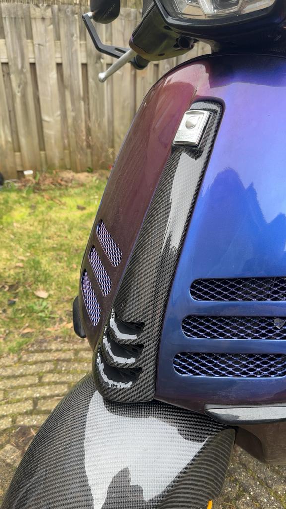 Vespa carbon claxonneus, Ophalen of Verzenden, Zo goed als nieuw, Benzine, Overige modellen