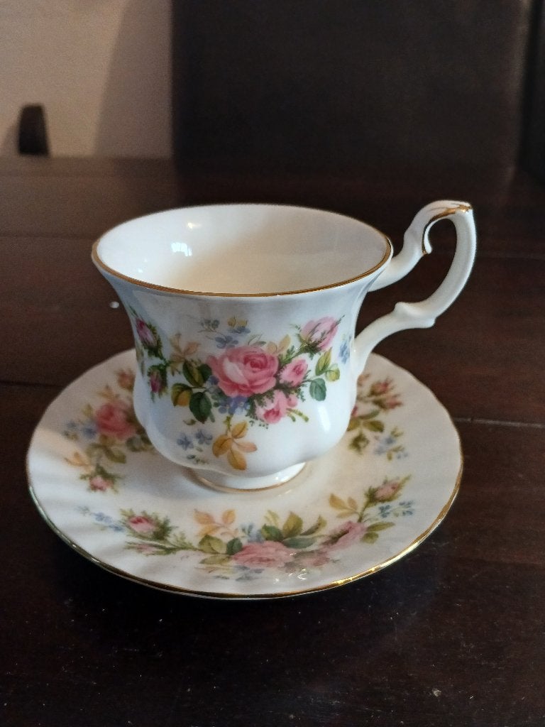 Royal Albert Moss Rose dames kop en schotel, Ophalen of Verzenden, Zo goed als nieuw, Porselein, Kop en/of schotel