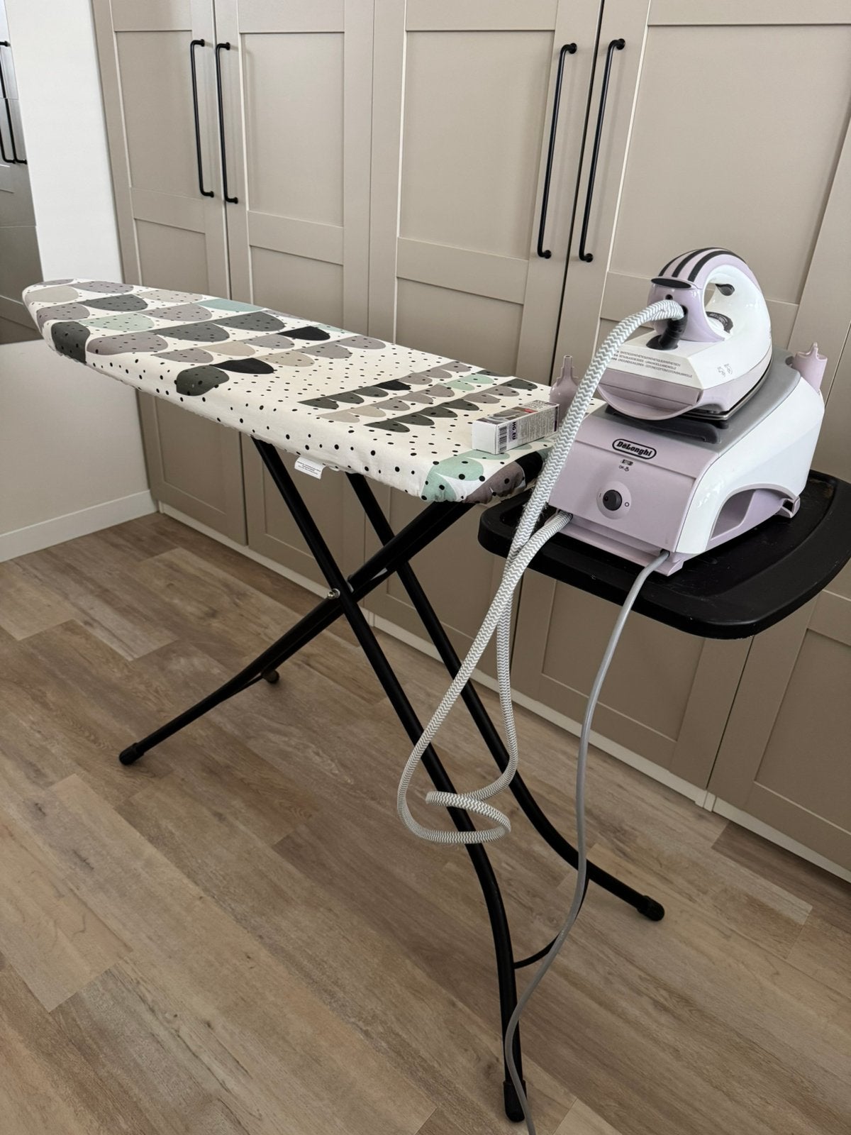 Delonghi stoomstrijkijzer & Brabantia strijkplank (set), Witgoed en Apparatuur, Strijkijzers en Strijkplanken, Ophalen, Gebruikt