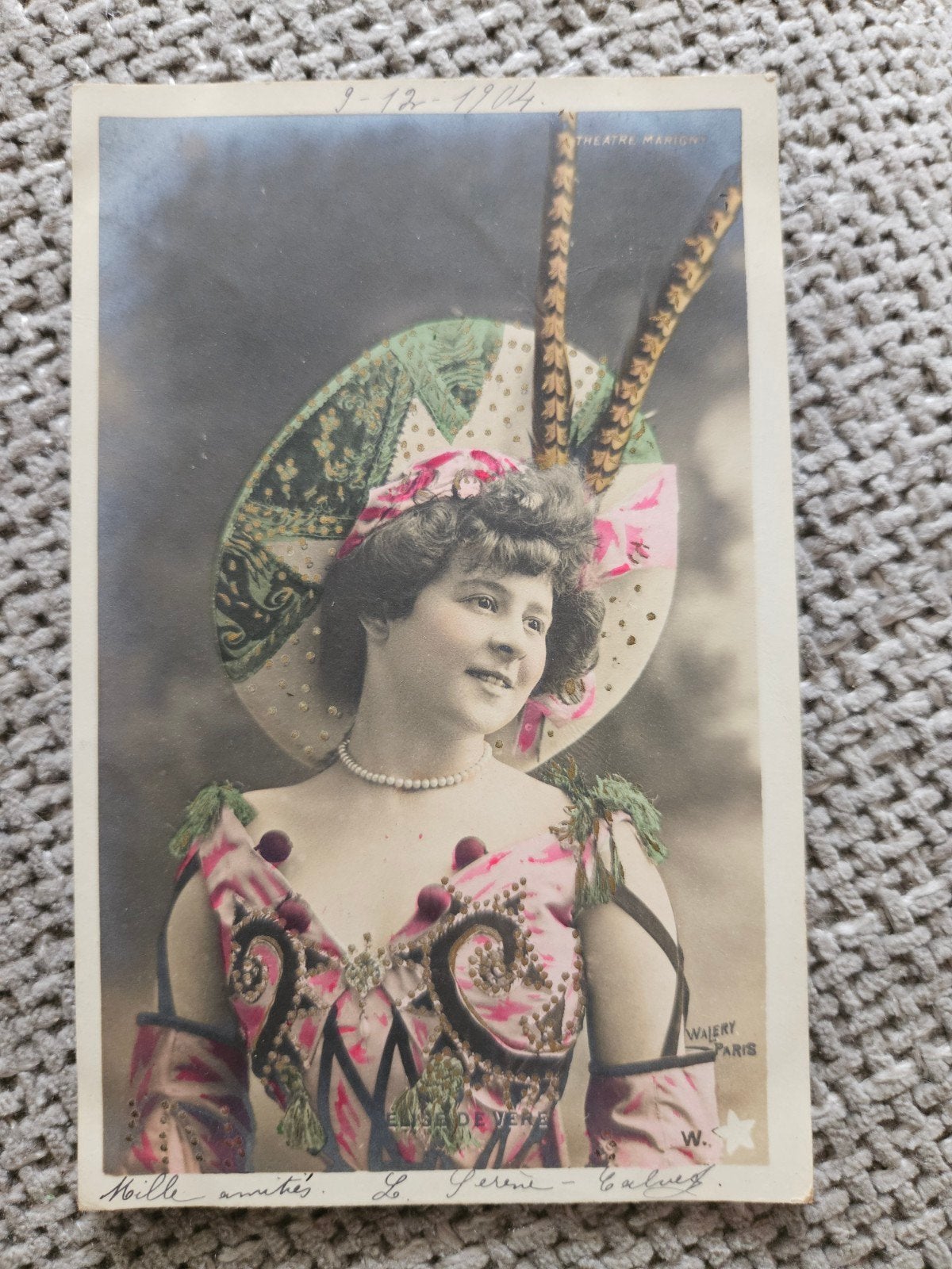 Dame met hoed met veren  Theater Mariquiny, Ophalen of Verzenden