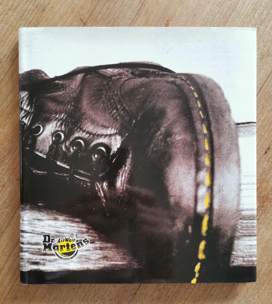 Dr. Martens AirWair book zie fotos, Boeken, Catalogussen en Folders, Zo goed als nieuw, Catalogus, Ophalen of Verzenden