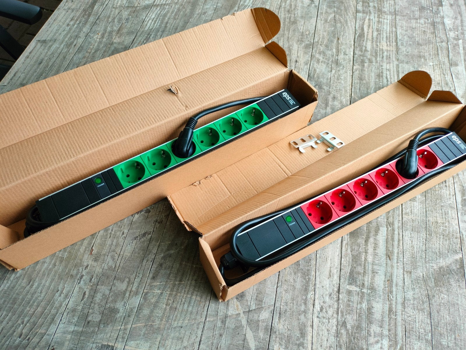 EPSAC PDU 1U 19 inch stekkerdozen (rood en groen), Ophalen of Verzenden, Nieuw, Stopcontact