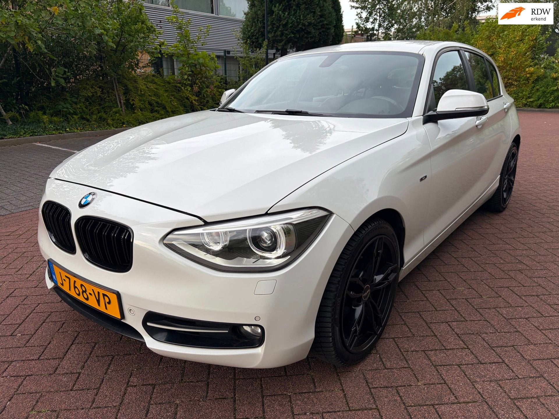 BMW 1-serie 118i High Executive / Automaat / Navi / Leder be, Auto's, Achterwielaandrijving, Gebruikt, 4 cilinders, Wit