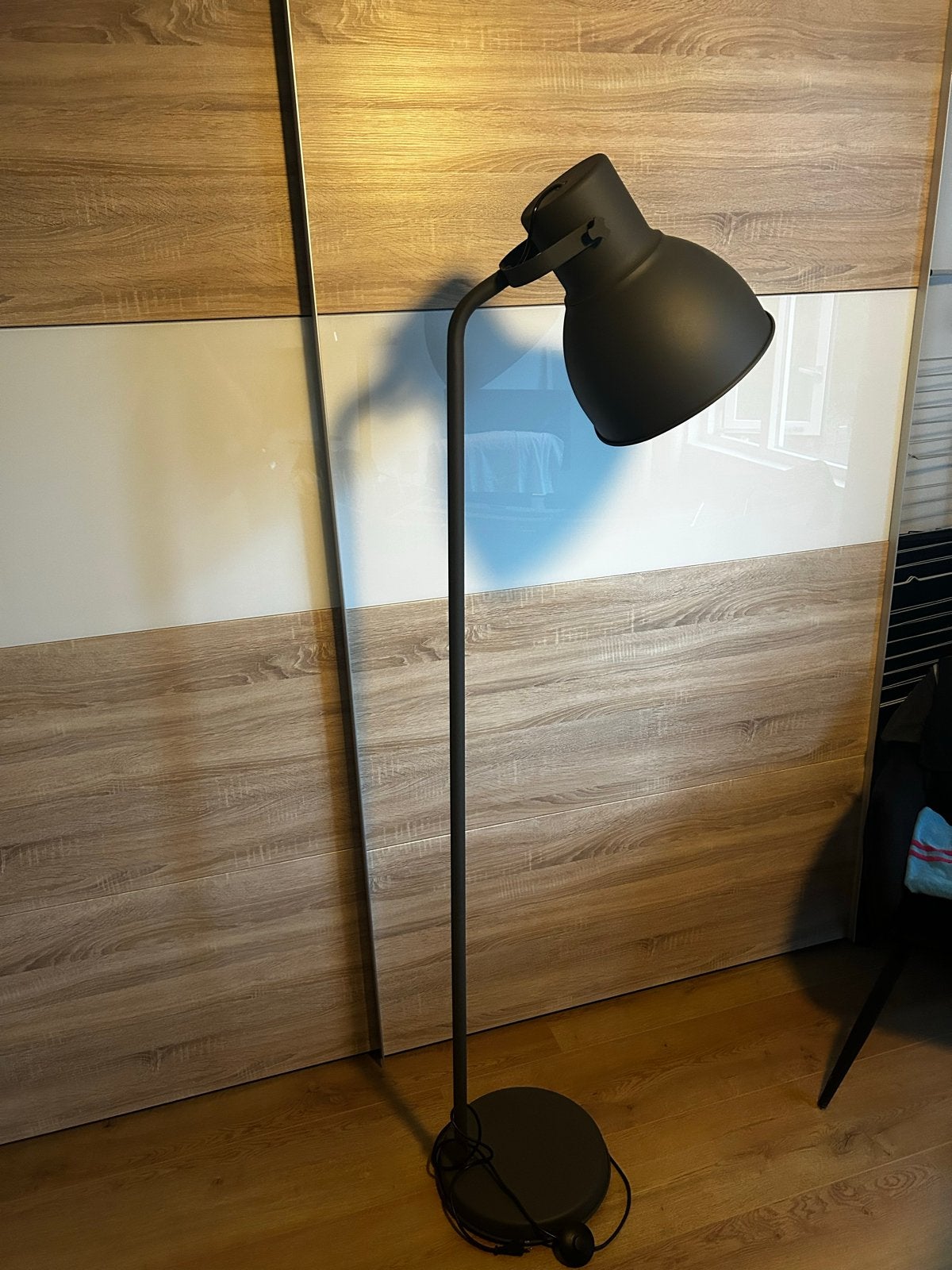 Zwarte staande lamp IKEA, Huis en Inrichting, Lampen | Vloerlampen, Ophalen, Gebruikt, E27 (groot), Metaal