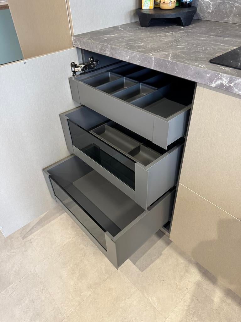 Showroom keuken champagne kleur, siemens apparatuur, le mans, Huis en Inrichting, Keuken | Complete keukens, Overige kleuren, Hoekkeuken