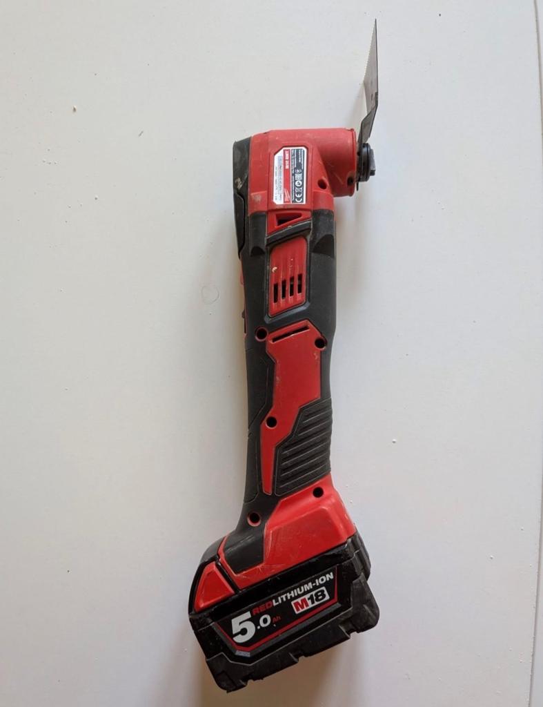 Milwaukee M18 Multitool met 5.0Ah Accu en Lader, Ophalen, Zo goed als nieuw