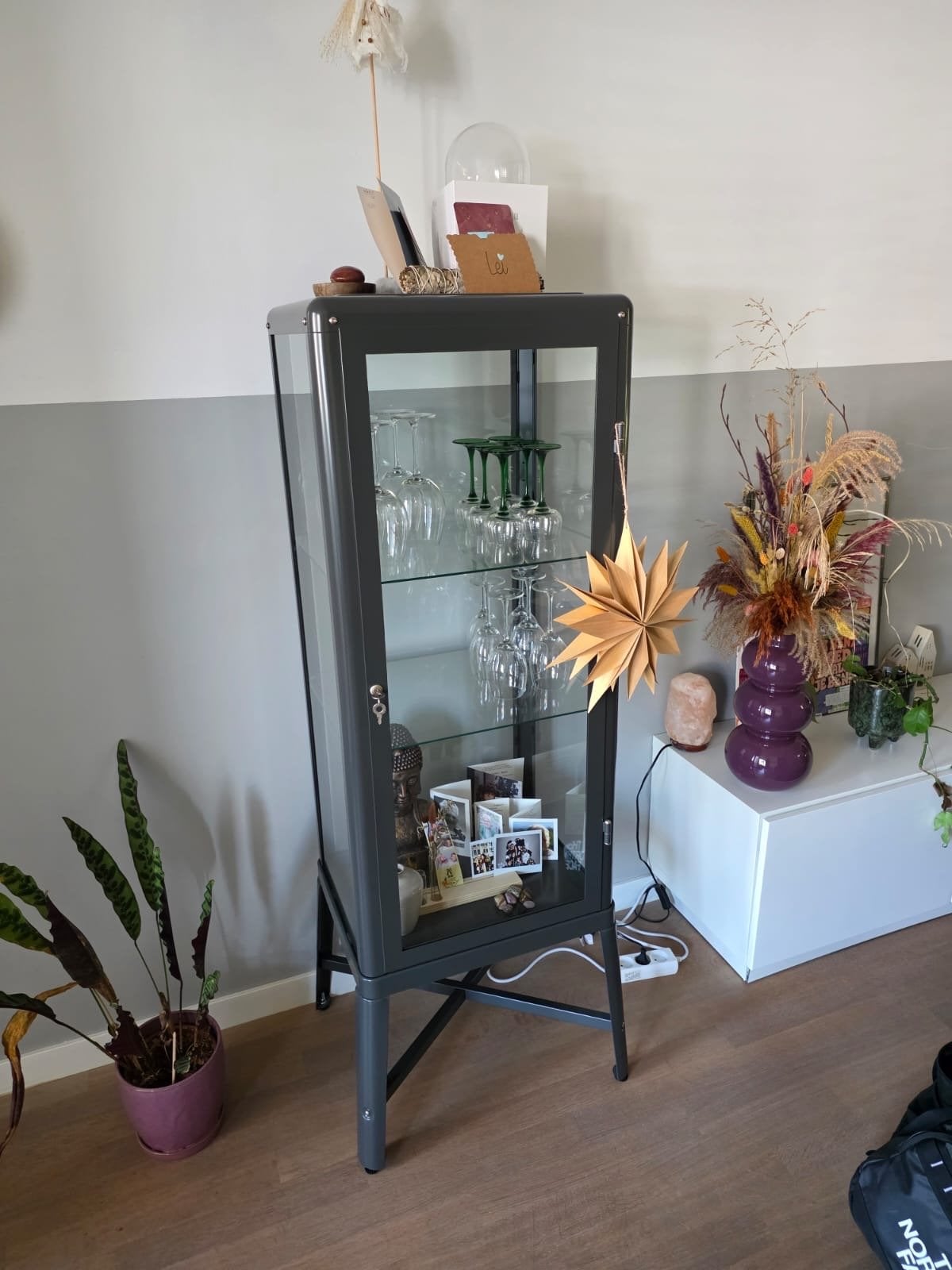 IKEA FABRIKÖR Vitrinekast - Donkergrijs, Huis en Inrichting, Kasten | Vitrinekasten, Ophalen, 50 tot 100 cm, Zo goed als nieuw