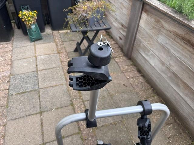 Fietsendrager Uebler F24, Auto diversen, Ophalen, Zo goed als nieuw, 2 fietsen, Trekhaakdrager