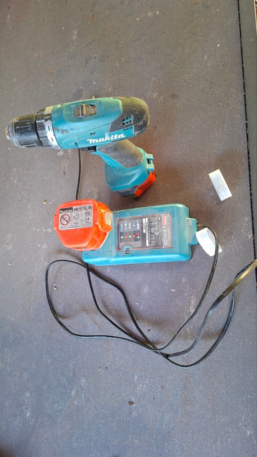 Makita Boormachine 6271D met oplader (accu's defect), Doe-het-zelf en Verbouw, Gereedschap | Boormachines, Ophalen of Verzenden