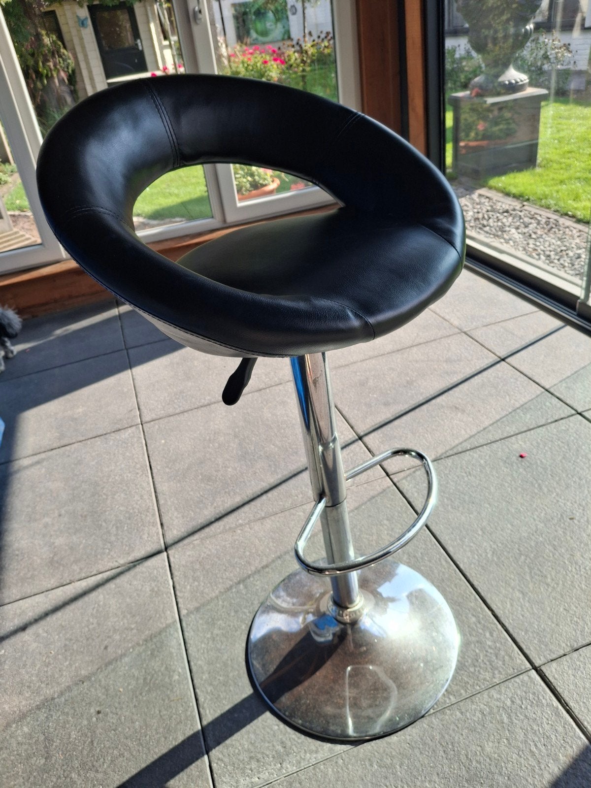 6 leuke barstoelen, zwart met rugleuning, in hoogte verstelb, Ophalen, Met voetsteun, 90 cm of meer, Leer