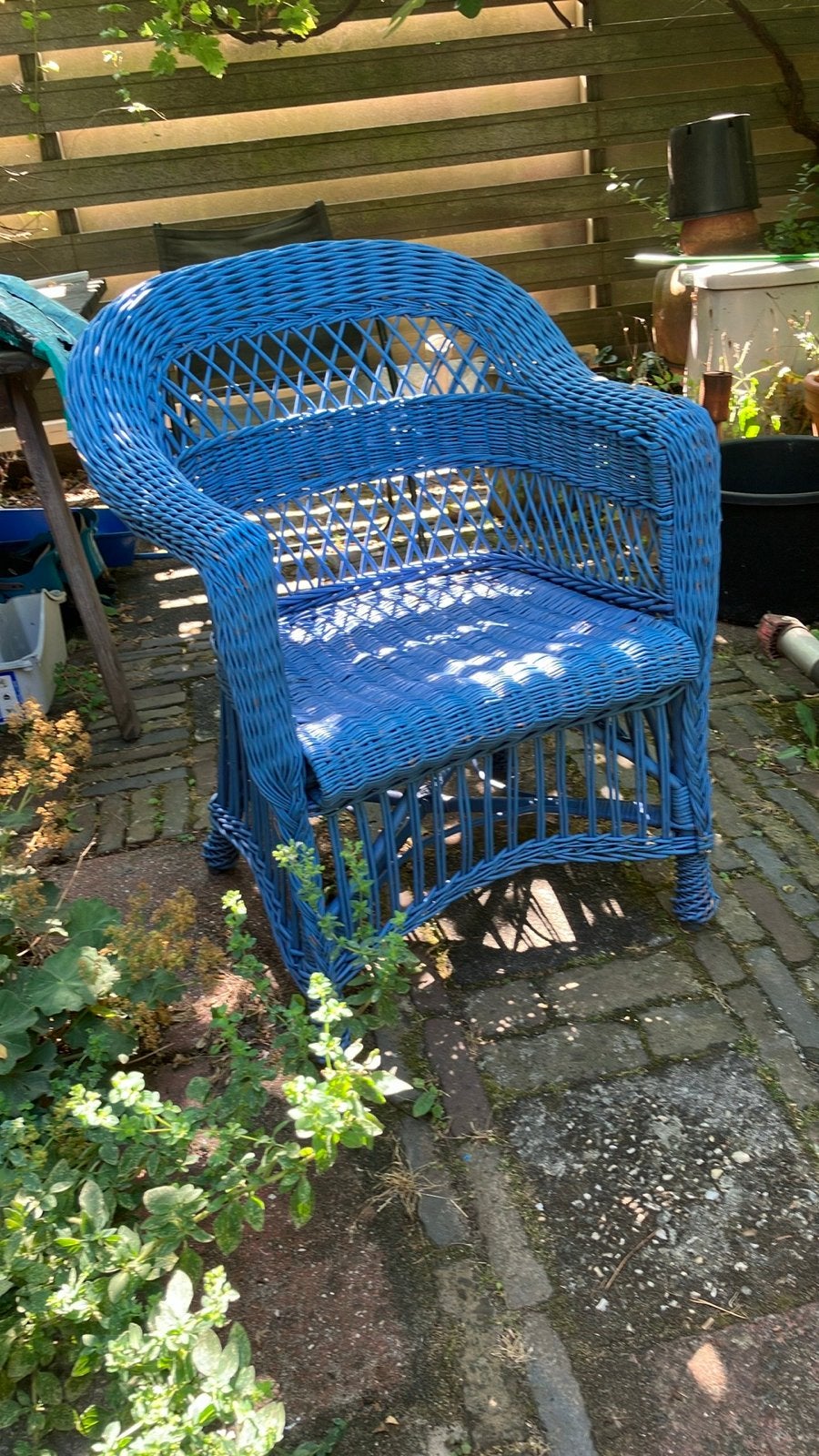 Moet weg:Blauwe rotan stoel - Perfect voor binnen of buiten!, Ophalen, Gebruikt, Blauw, Riet of Rotan