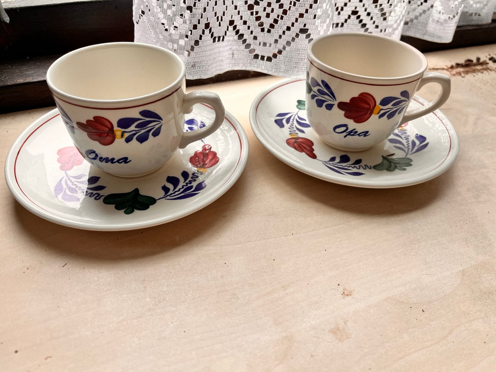 Vintage Boch Frères 'Oma & Opa' kop en schotel set, Ophalen of Verzenden