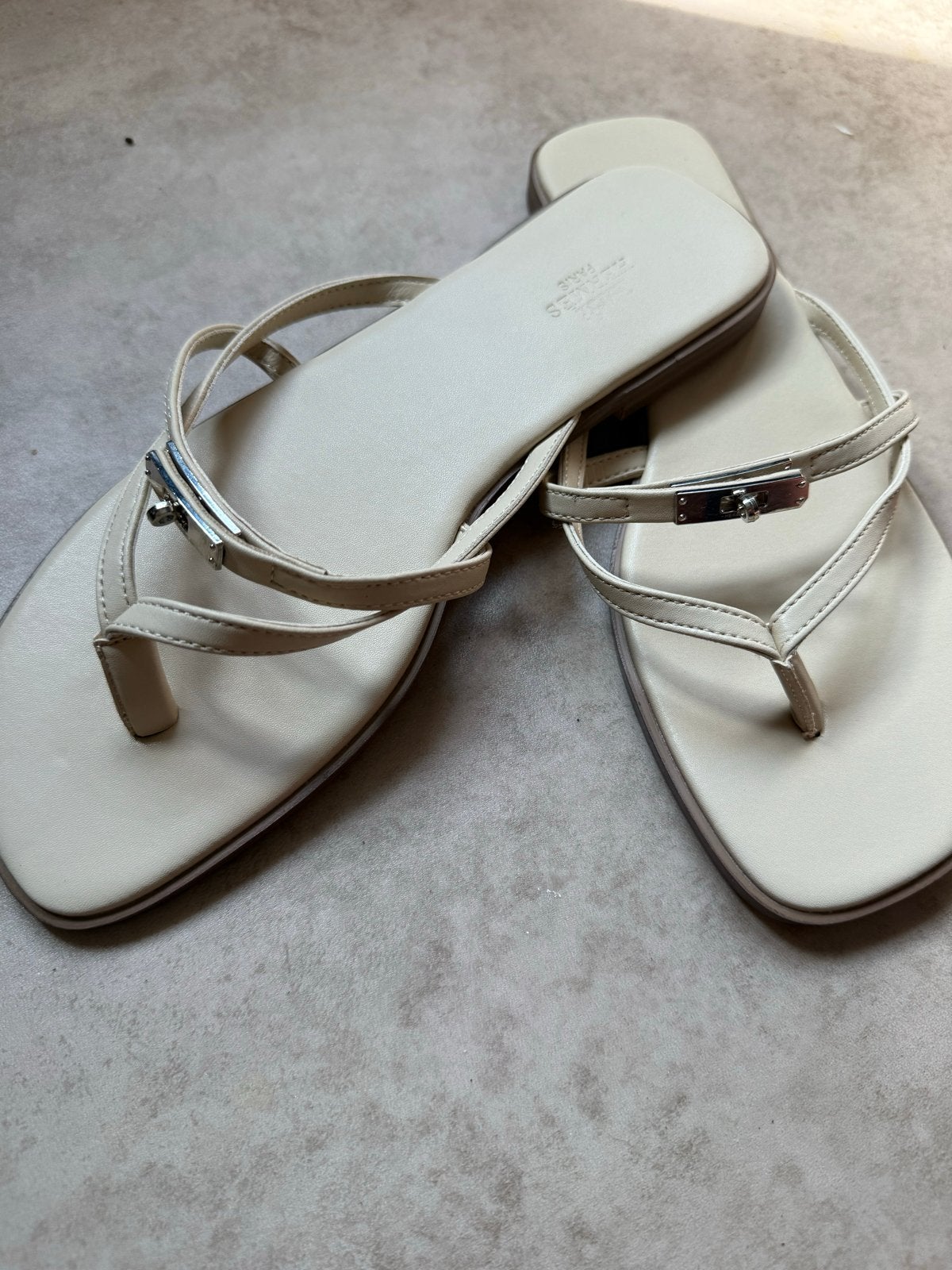 Hermes slippers lock 37 38 nieuw, Kleding | Dames, Schoenen, Ophalen of Verzenden, Nieuw, Slippers