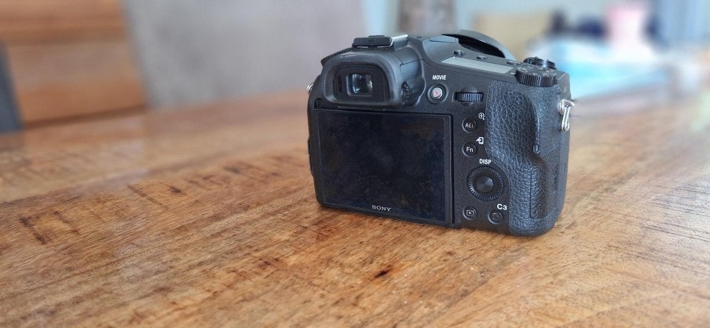 Sony RX10 III (M3), Ingebouwde flitser, Lensdop, Ophalen of Verzenden, Zo goed als nieuw