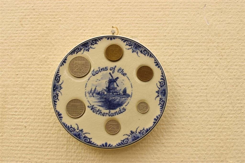 Delft Blue porseleinen wandbord met nederlandse munt 46339, Ophalen of Verzenden, Gebruikt