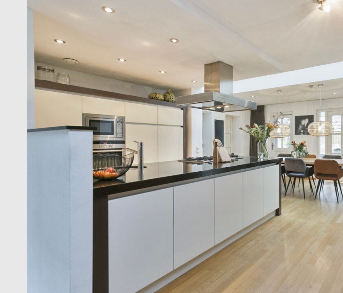 Moderne keuken met kookeiland en inbouwapparatuur, Ophalen, Gebruikt, Wit, Enkelwandige keuken