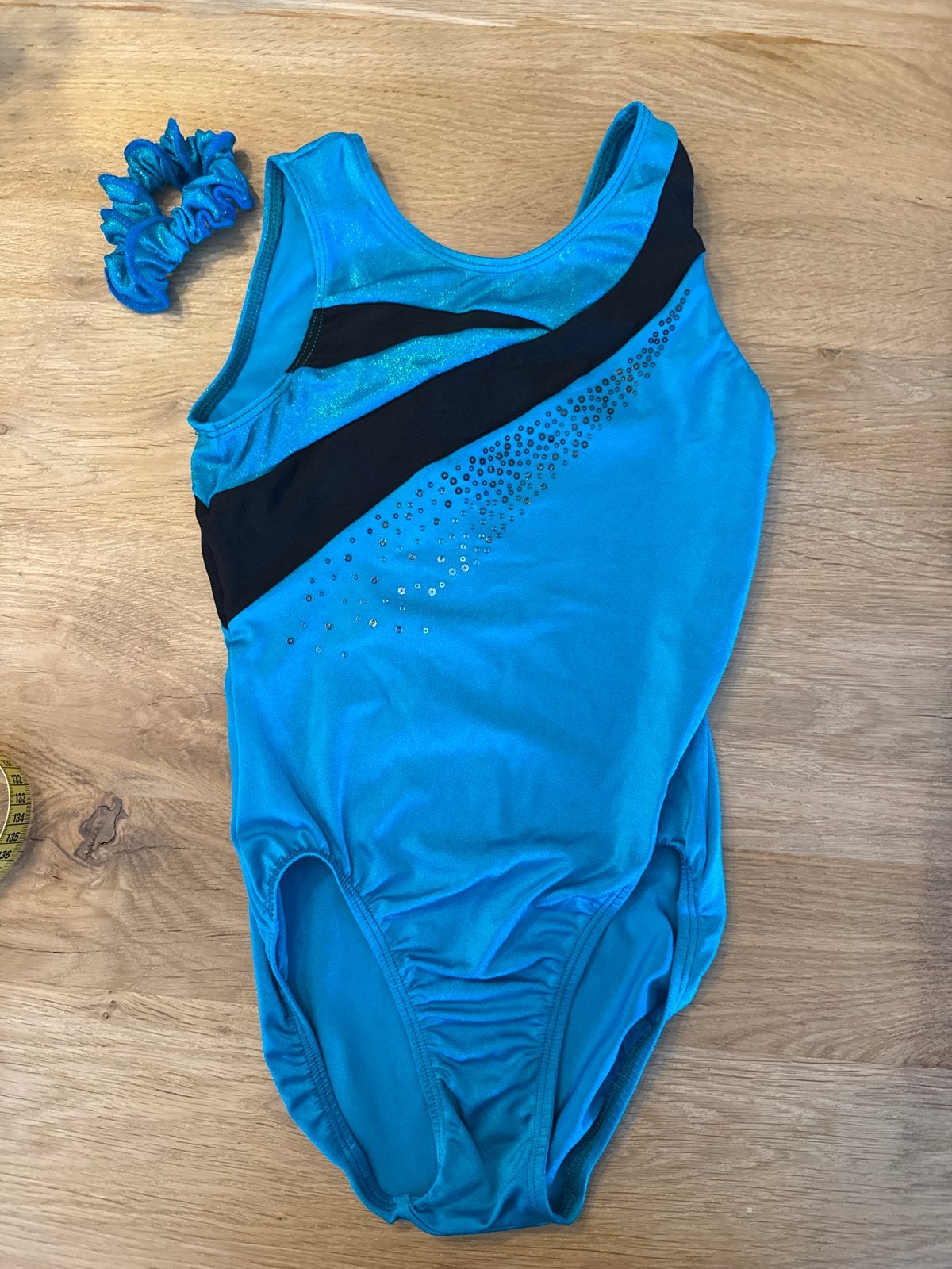 Turnpakje aqua blauw met zwart en glitters - Maat 58 cm, Overige kleuren, Ophalen of Verzenden, Zo goed als nieuw, Turnpak(je)