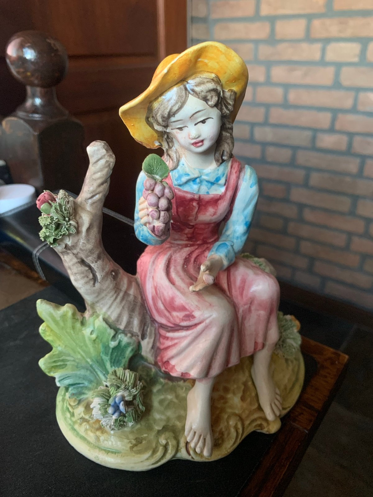Mooi oud porseleinen beeldje van meisje met druiven, Antiek en Kunst, Antiek | Porselein, Ophalen of Verzenden