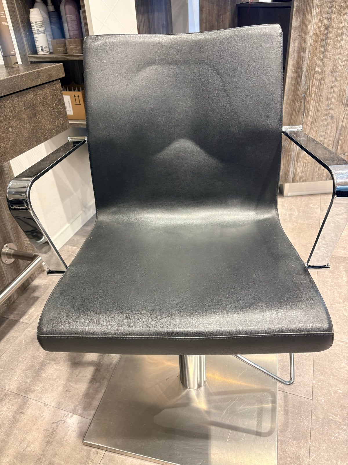 6 Zwarte salon ambiance stoelen,     En 2 wasunits, Diensten en Vakmensen, Kappers en Thuiskappers