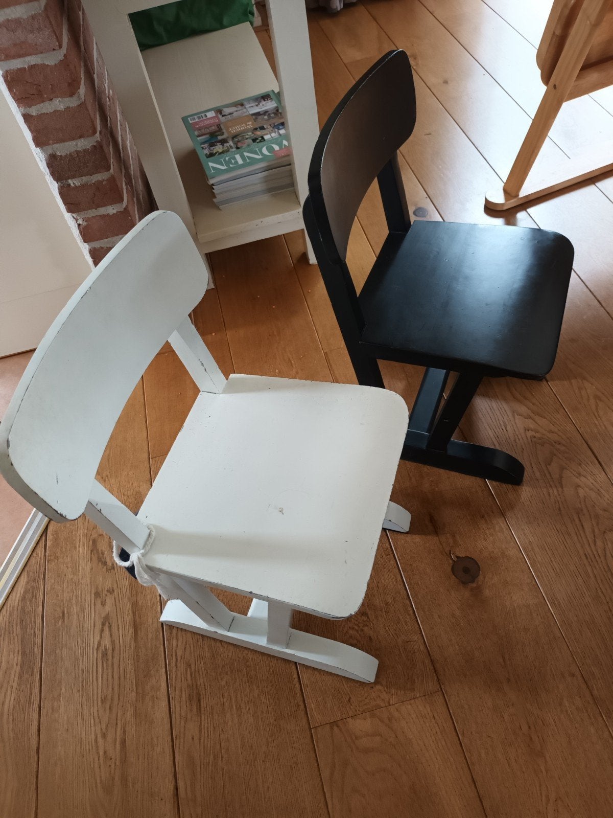 Twee kinderstoeltjes: wit en zwart, Kinderen en Baby's, Ophalen, Gebruikt, Overige typen