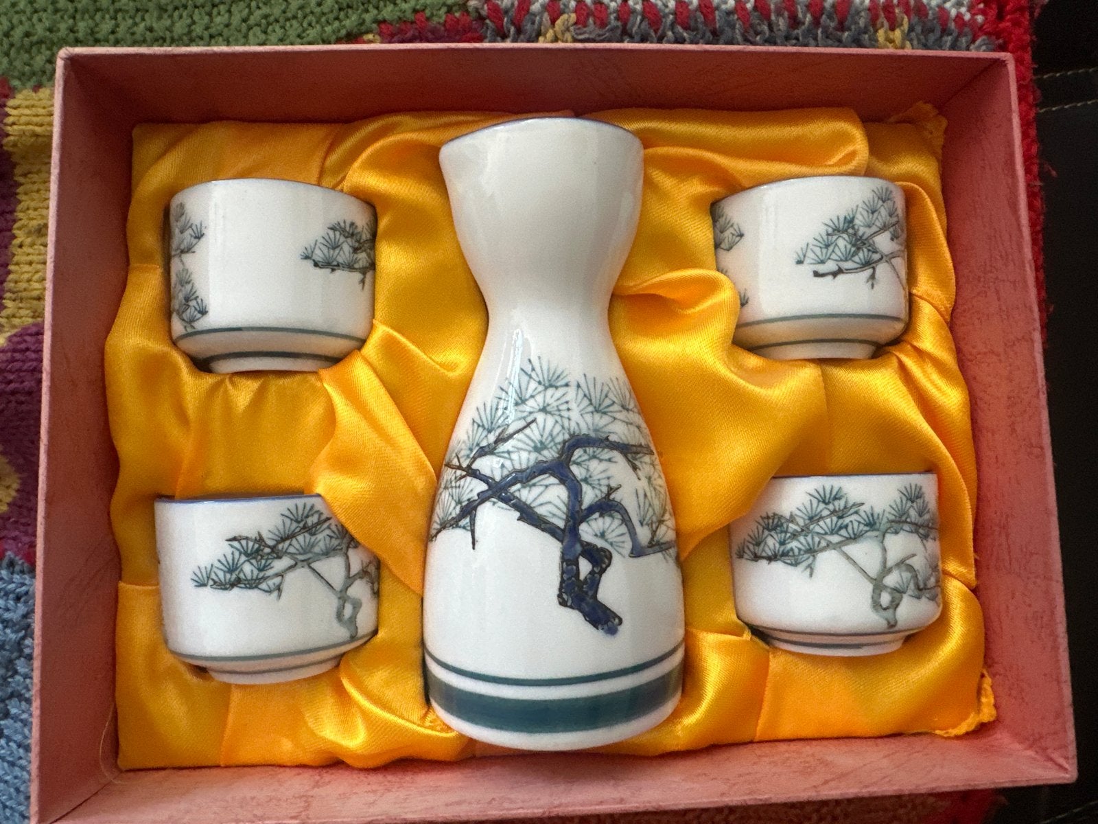 Japanse sake set met 4 kopjes en karaf - Nieuw in doos, Huis en Inrichting, Keuken | Servies, Aziatisch, Overige merken, Keramiek
