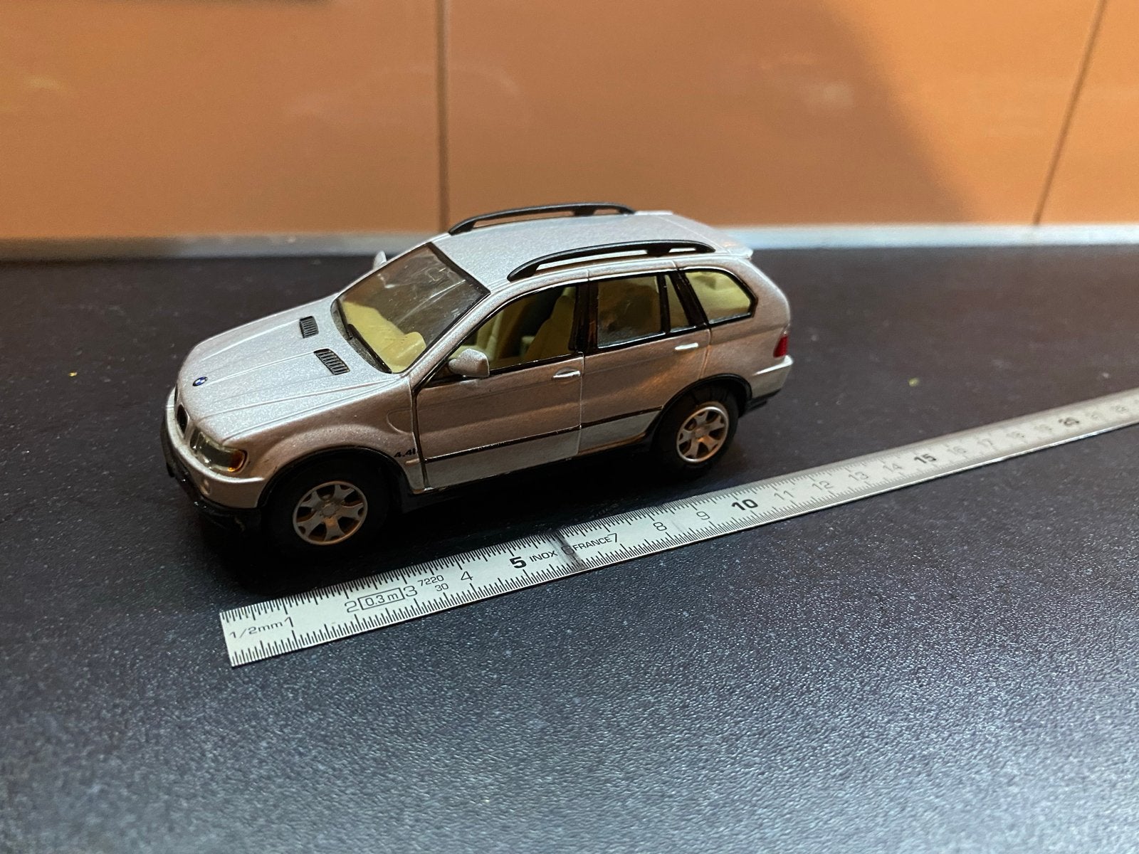 Schaalmodel BMW X5 - 12cm - Deur hangt iets af, Overige merken, Gebruikt, Auto, 1:32 tot 1:50