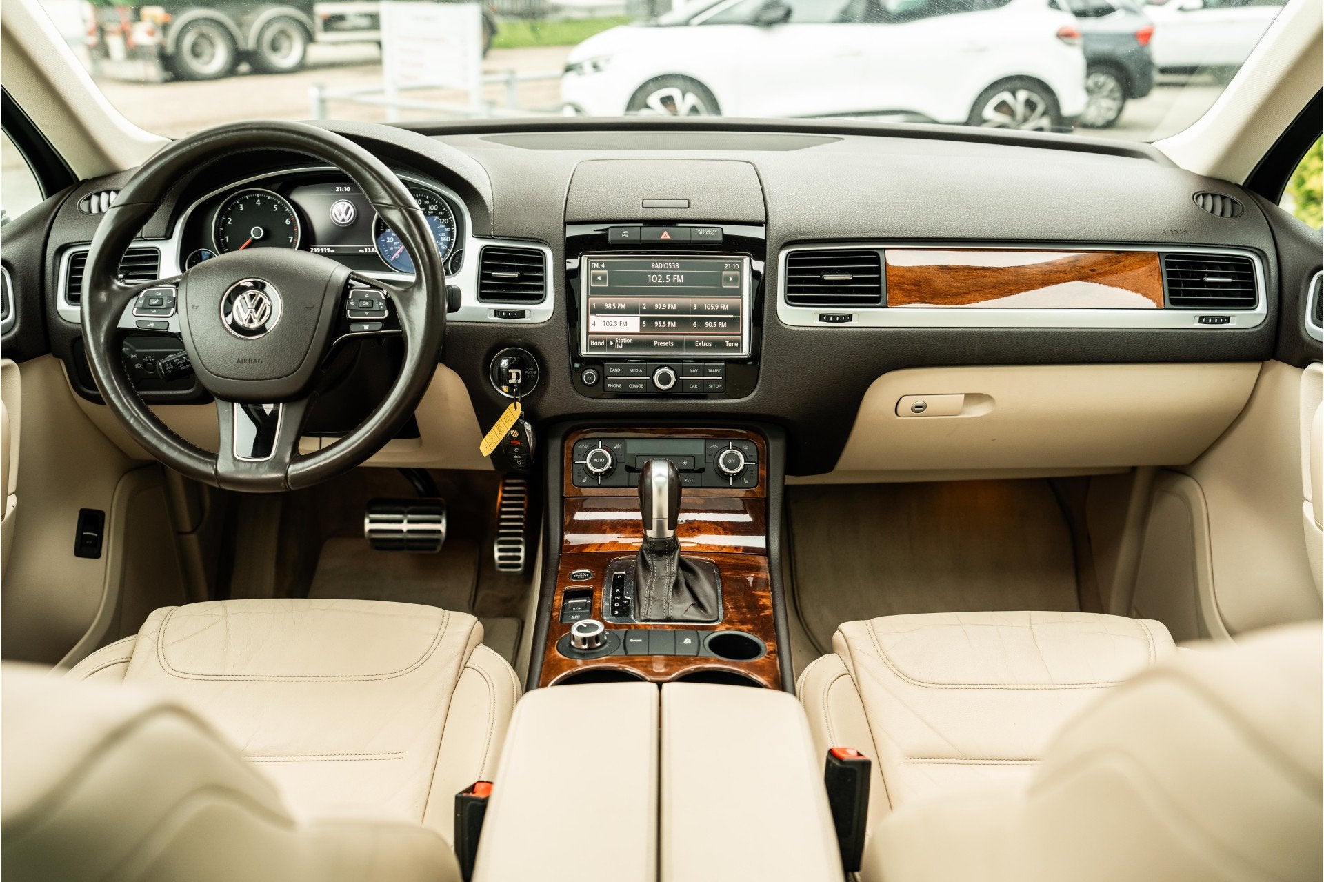 Volkswagen Touareg 3.0 TSI Hybrid Highline | Pano | Trekhaak, Auto's, Volkswagen, Automaat, Euro 5, Gebruikt, Beige