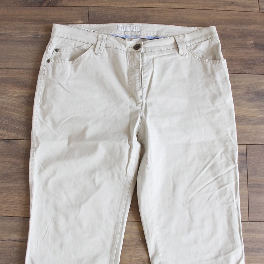 Mooie Brax Broek - 80 (Maat 44) € 40,-, Kleding | Dames, Broeken en Pantalons, Beige, Maat 42/44 (L), Zo goed als nieuw, Lang