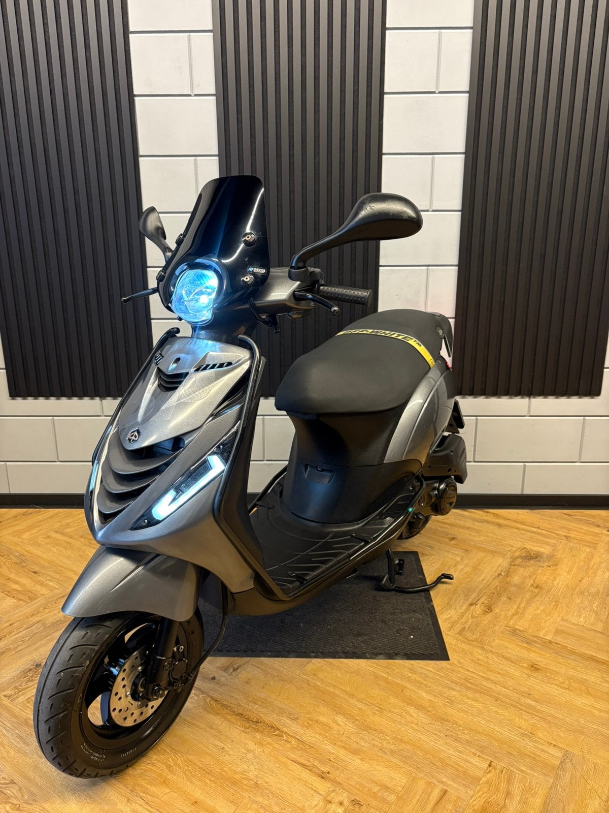 PIAGGIO ZIP 4T 3V BROM 2019 FULL OPTION AGAAT GRIJS, Ophalen, Maximaal 45 km/u, Zip, Zo goed als nieuw