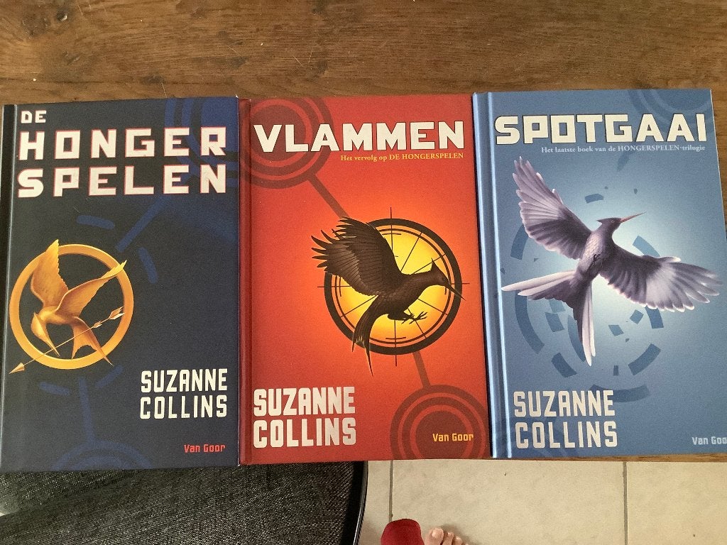 De Hongerspelen triologie Suzanne Collins in 1 koop €5,00, Boeken, Ophalen, Zo goed als nieuw, Suzanne Collins
