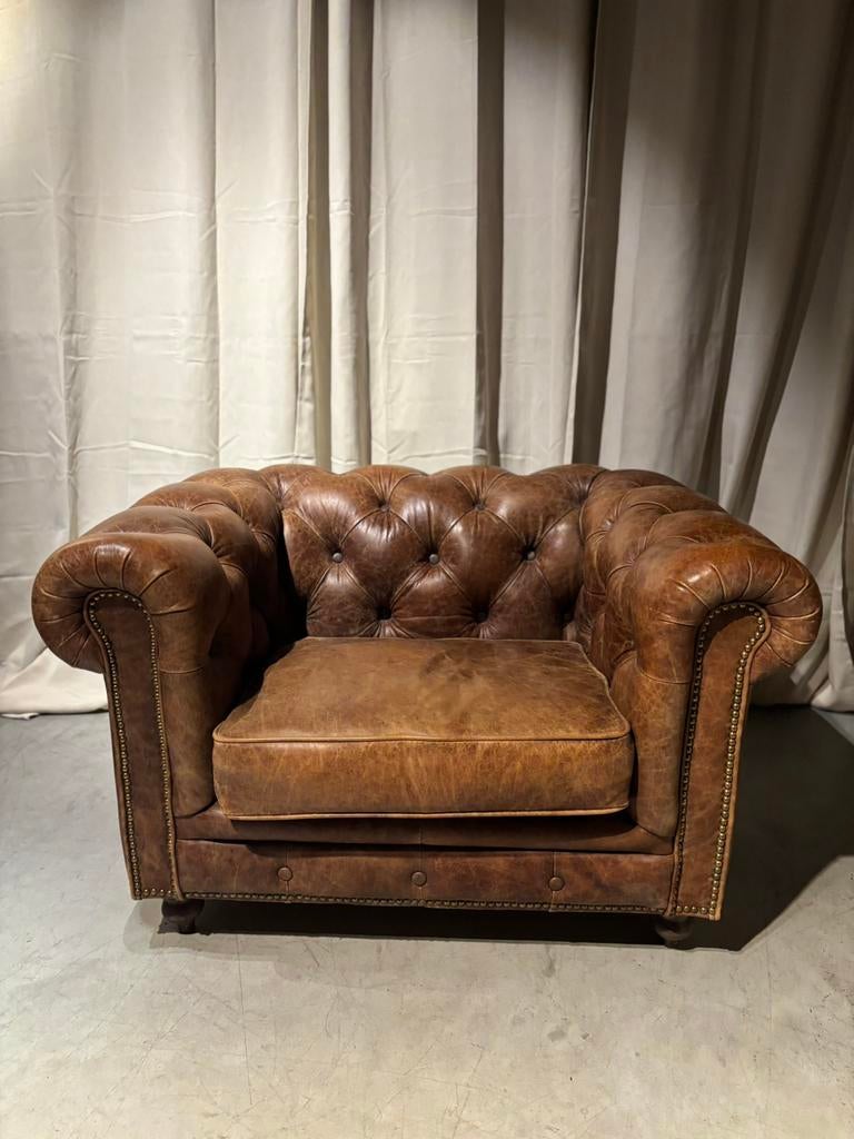 In Topstaat Chesterfield Cognac Bruine Leren Clubfauteuil, Klassiek Stoer vintage, Zo goed als nieuw, 100 tot 125 cm, Chesterfield
