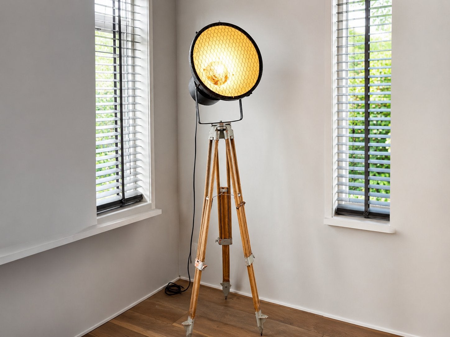 Industriële vloerlamp op driepoot, Ophalen, Gebruikt, 100 tot 150 cm, E27 (groot)