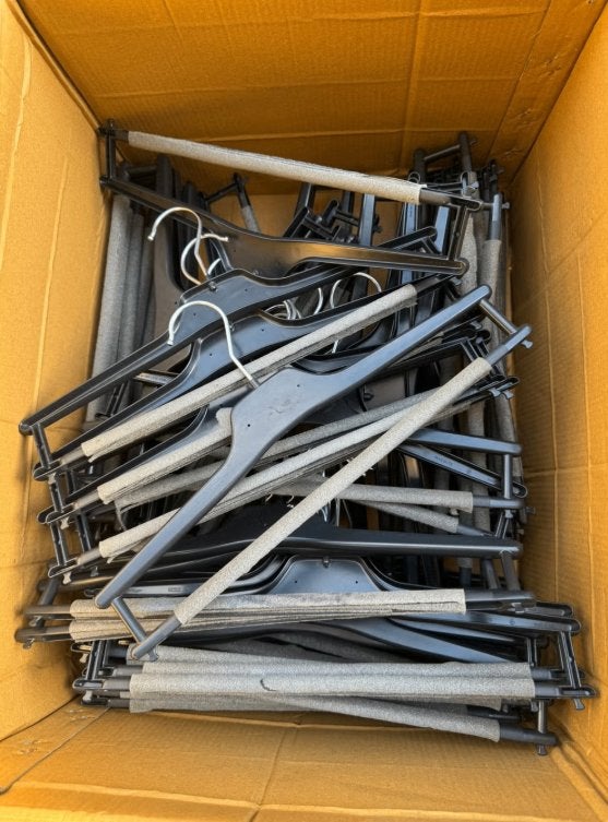 Partij plastic kledinghangers broekhangers 50 stuks, Kunststof, Ophalen of Verzenden, Zo goed als nieuw, /