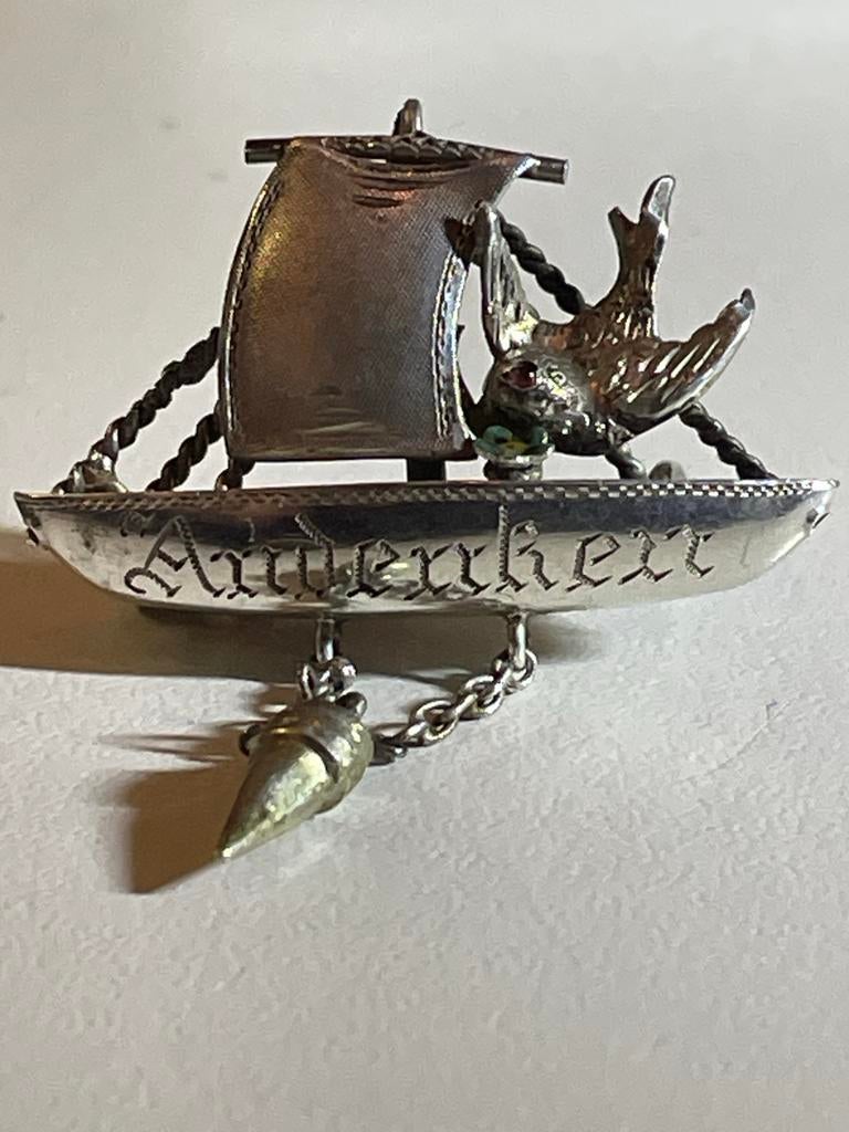 Zilveren broche ANDENKEN met vogel en zeilboot, Ophalen of Verzenden, Zilver, Broche